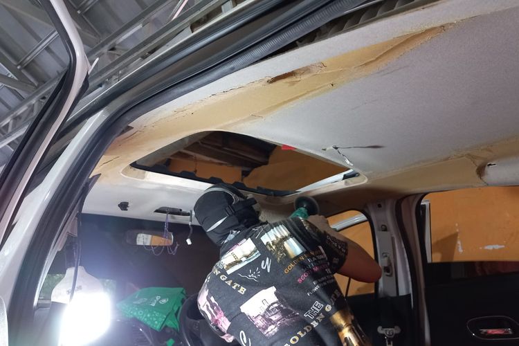 Proses pemasangan sunroof di Cibubur Auto Custom