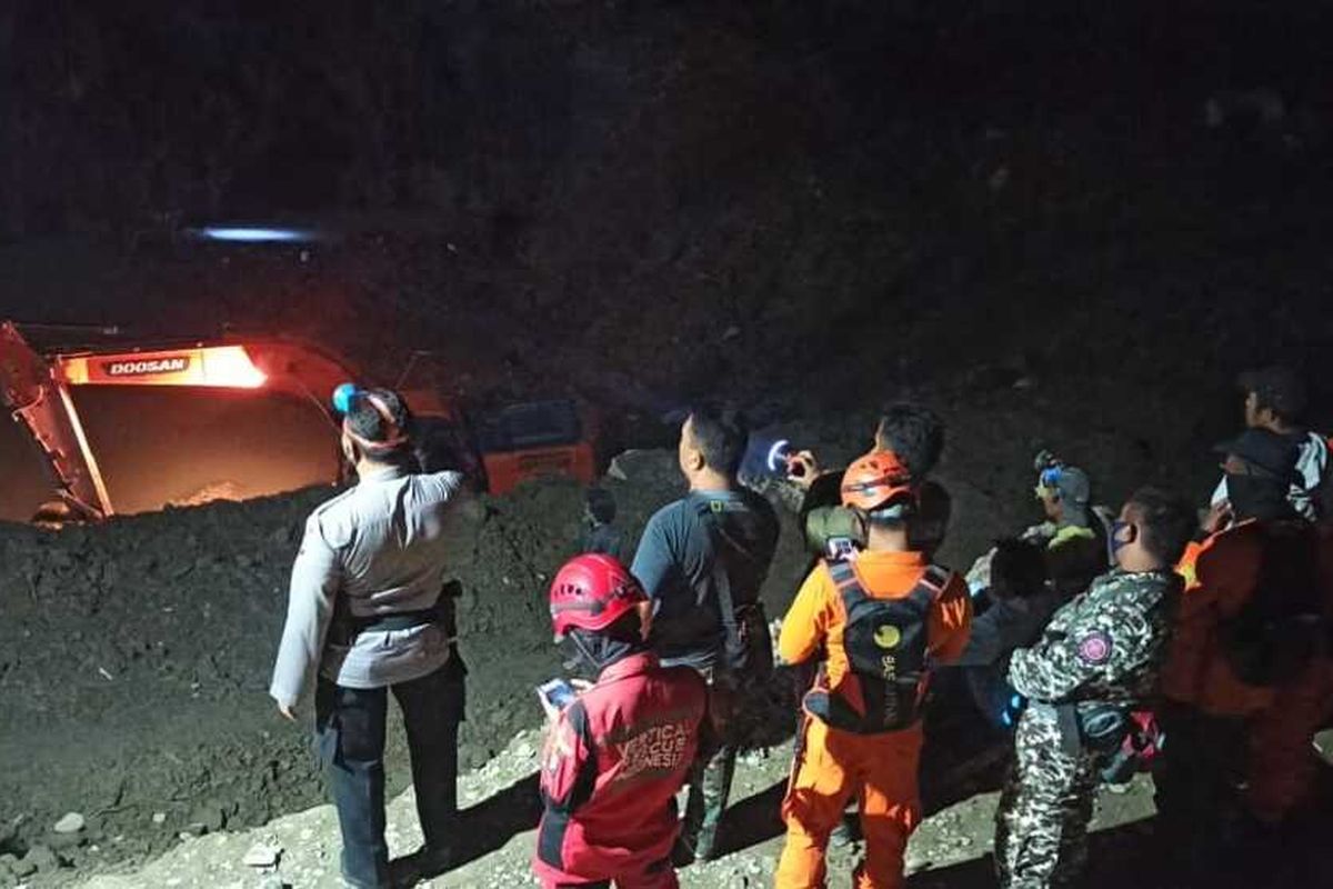 Proses pencarian penambang yang tertimbun lonsoran, di Desa Bulan ga, Kecamatan Ampibabo, Kabupaten Parigi Moutong, Sulawesi Tengah, Kamis (25/2/2021).