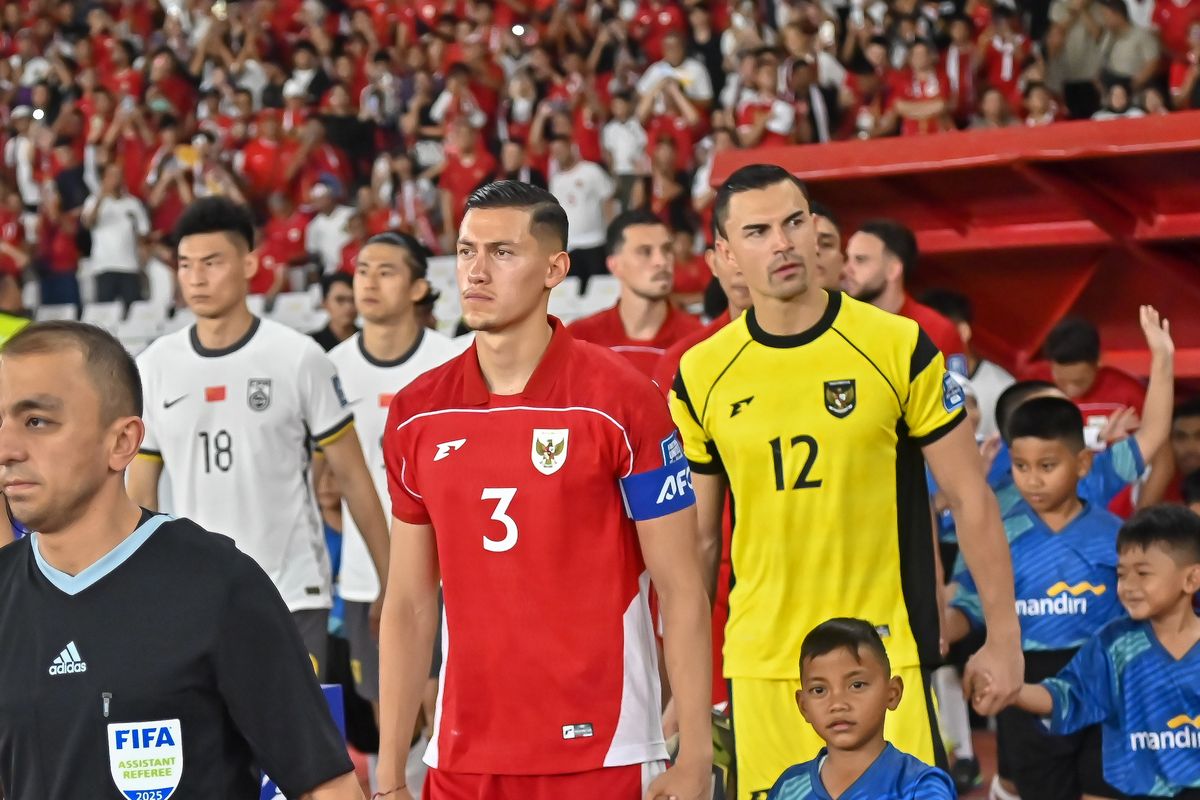 Kapten Timnas Indonesia Jay Idzes memimpin pasukannya masuk arena pertarungan saat menghadapi China pada Kualifikasi Piala Dunia 2026 Zona Asia, Kamis (5/6/2025) di Stadion Utama Gelora Bung Karno, Senayan, Jakarta.