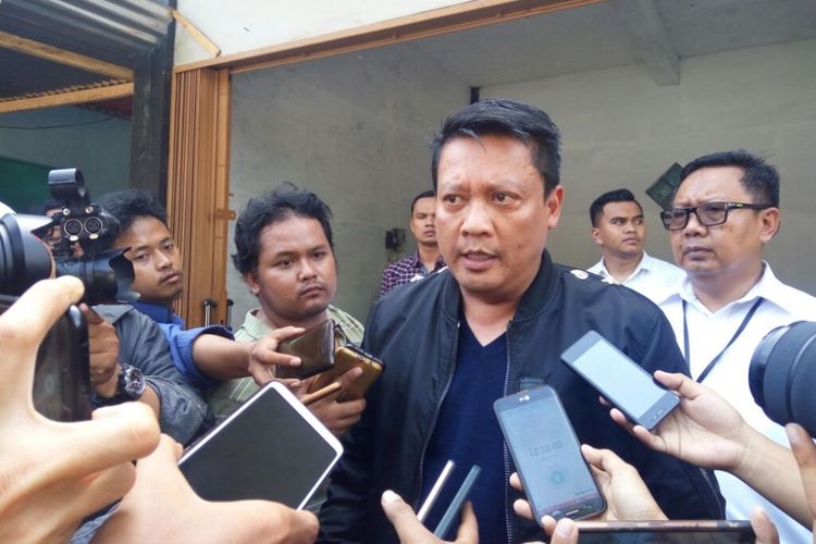 Wakil Ketua Satuan Tugas (Satgas) Antimafia Bola, Brigjen Pol Krishna Murti saat menemui wartawan usai menjenguk Krisna Adi 