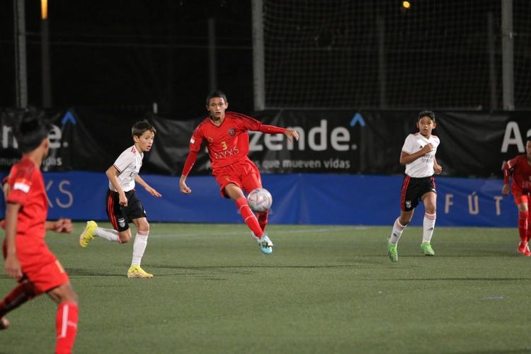 Aksi pemain NYXS Dream Team Indonesia dalam turnamen Tic Tac Cup 2022 di Barcelona. Sejauh ini, NYXS Dream Team Indonesia telah memetik dua kemenangan atas Deportivo dan Benfica. Selanjutnya, mereka membidik kemenangan atas Barcelona.