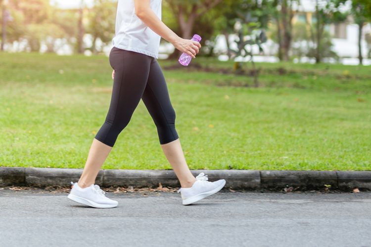 Ilustrasi manfaat jalan kaki untuk menurunkan kadar gula darah.