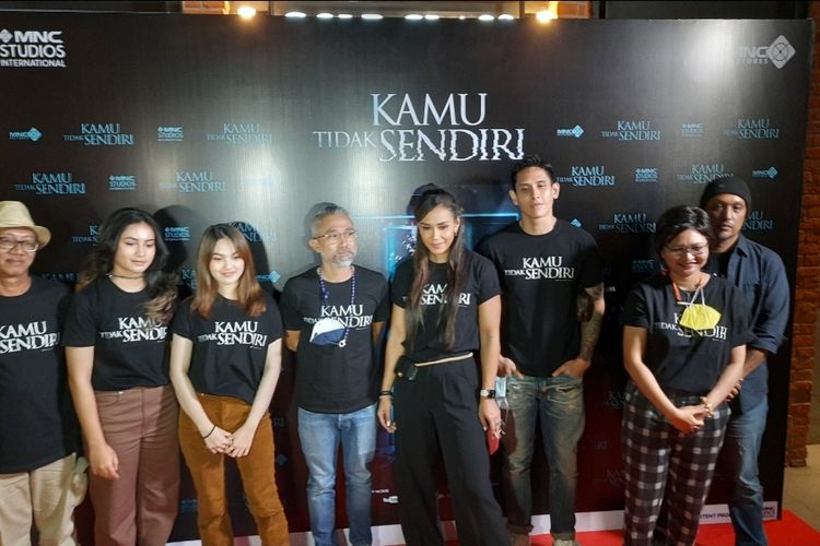 (Dari kiri ke kanan) Sintya Marisca, Aisyah Aqillah, Lukman Sardi, Adinia Wirasti, dan Ganindra Bimo, dalam konferensi pers film Kamu Tidak Sendiri di kawasan Thamrin, Jakarta Pusat, Jumat (19/11/2021).  