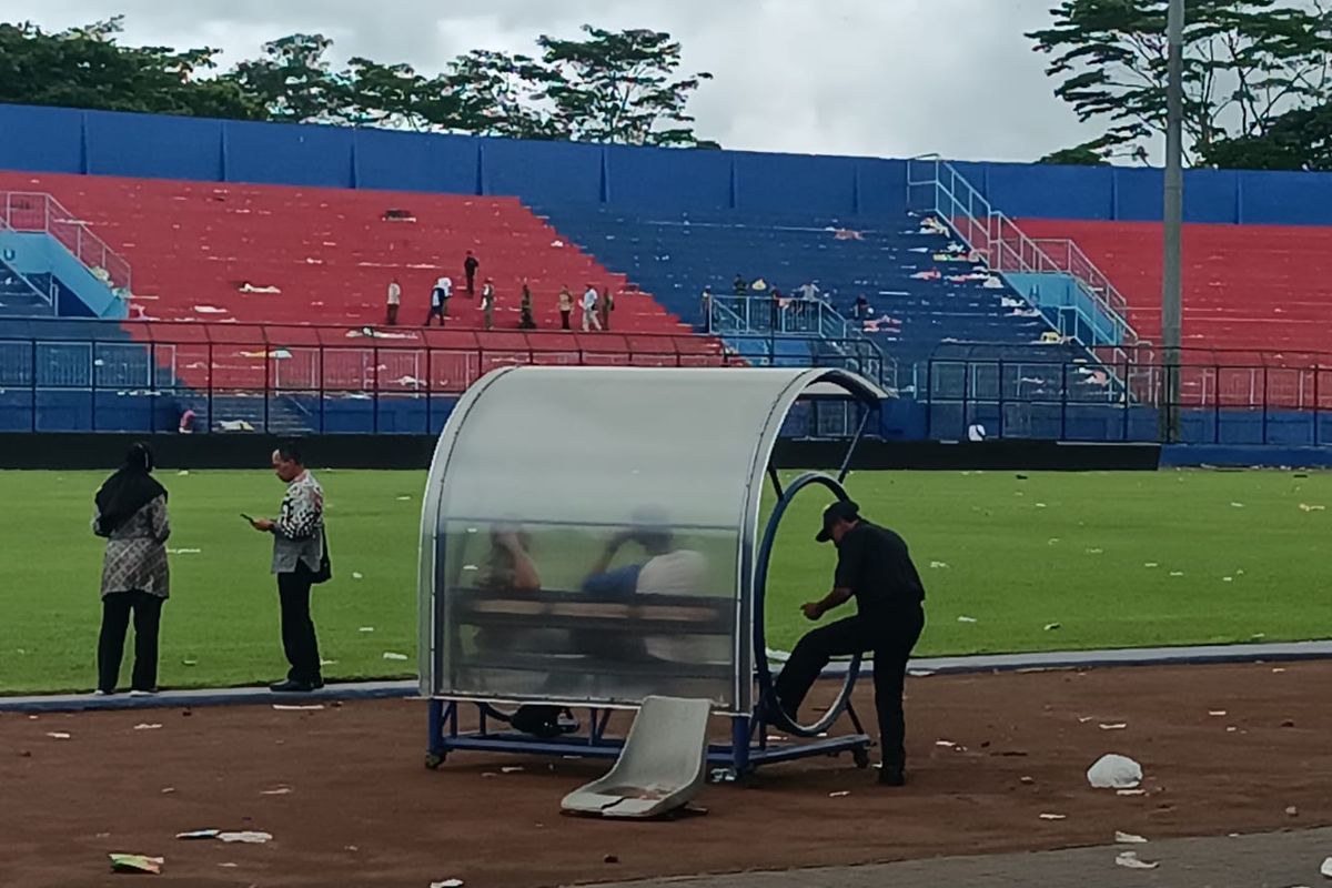 Anggota TGIPF Stadion Kanjuruhan saat melakukan kajian di Stadion Kanjuruhan, Jum'at (7/10/2022).