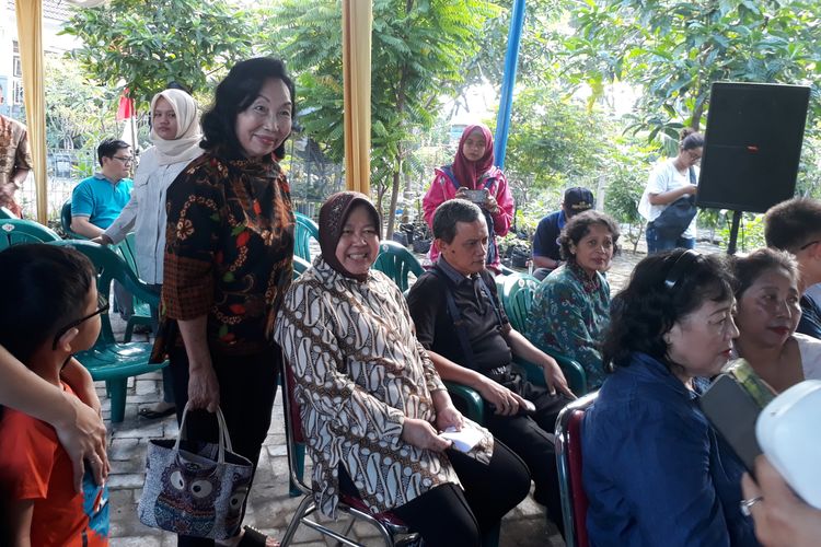 Wali Kota Surabaya, Tri Rismaharini, bersama suaminya, Djoko Sapto Adji, berada di TPS 001 Kelurahan Jajar Tunggal, Kecamatan Wiyung, Surabaya, menunggu giliran untuk mencoblos, Rabu (17/4/2019).