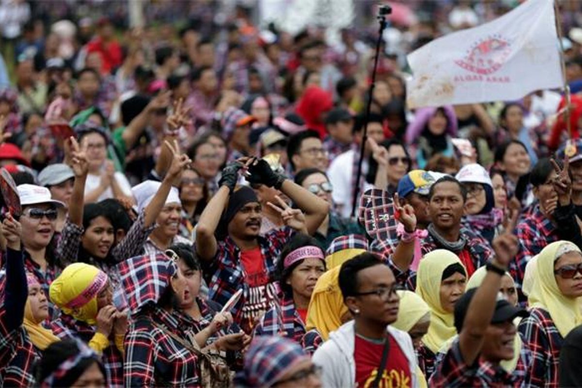 Massa pendukung pasangan Ahok-Djarot di #konserGue 2 di lapangan Ex-Driving Range Golf, Senayan, Jakarta pada Sabtu (4/2/2017) siang.