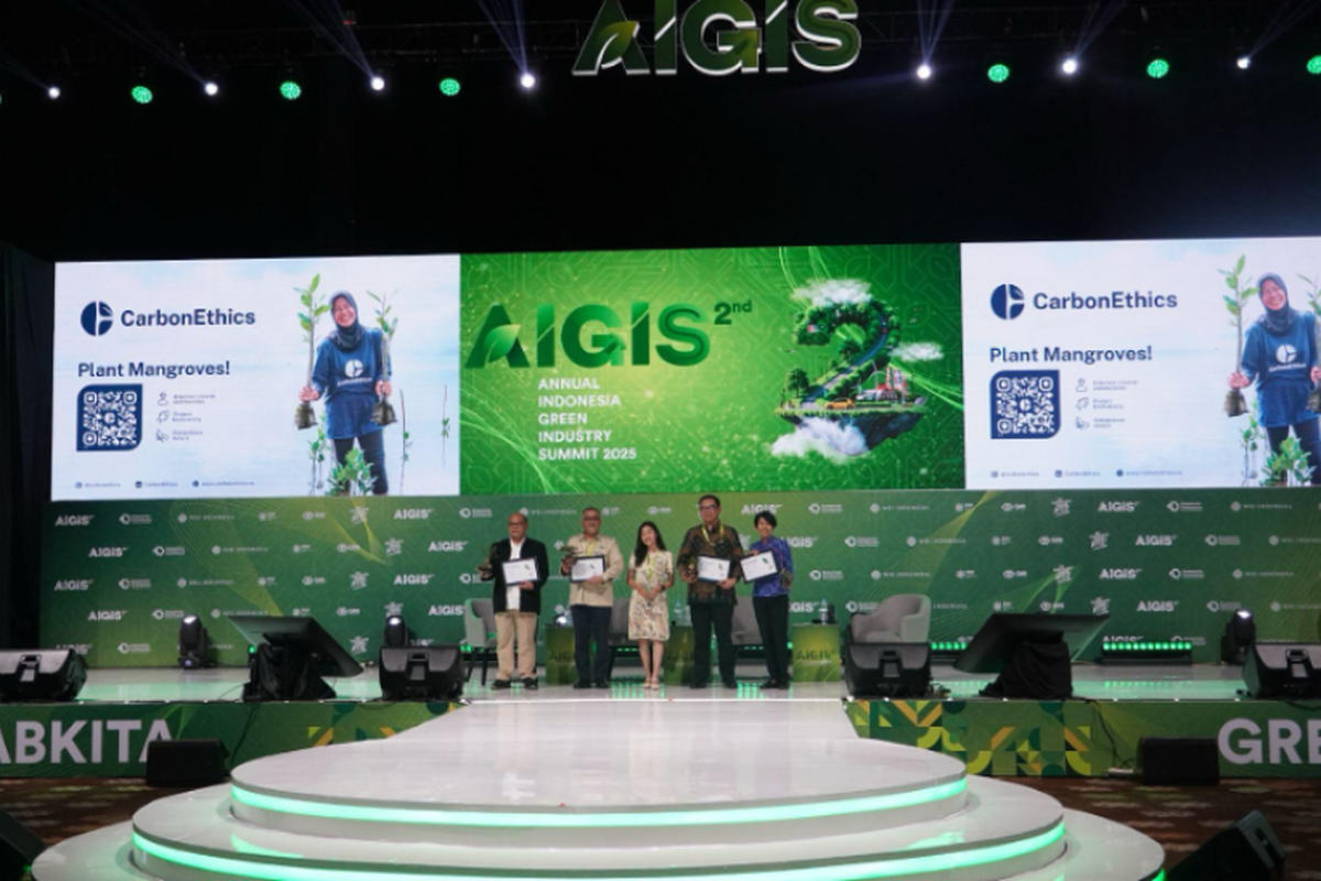 Penyerahan sertifikat paket karbon biru bagi narasumber “Green Talks. 