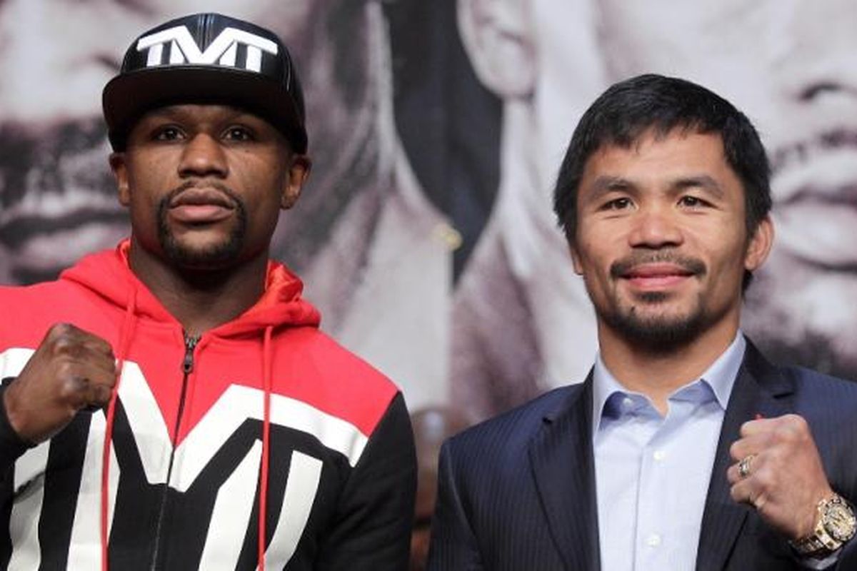 Petinju Amerika Serikat, Floyd Mayweather Jr (kiri), dan petinju Filipina, Manny Pacquiao, berpose bersama pada konferensi pers di KA Theatre, MGM Grand Hotel & Casino, Rabu (29/4/2015). Kedua petinju akan bertarung di MGM Grand Garden Arena, Las Vegas, Sabtu (2/5/2015).