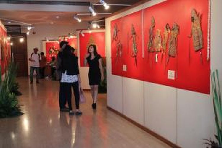 Pengunjung melihat pameran wayang di Museum Wayang dalam Festial Wayang Indonesia 2015