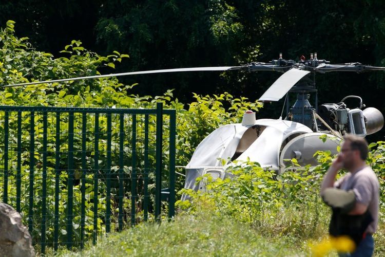 Helikopter ini ditinggalkan oleh kelompok penjahat Perancis yang membawa Redoine Faid untuk kabur dari penjara di Reau. Foto ini diambil pada Minggu (1/7/2018) di Gonesse, sebelah utara Paris. (AFP/Geoffroy Van Der Hasselt)