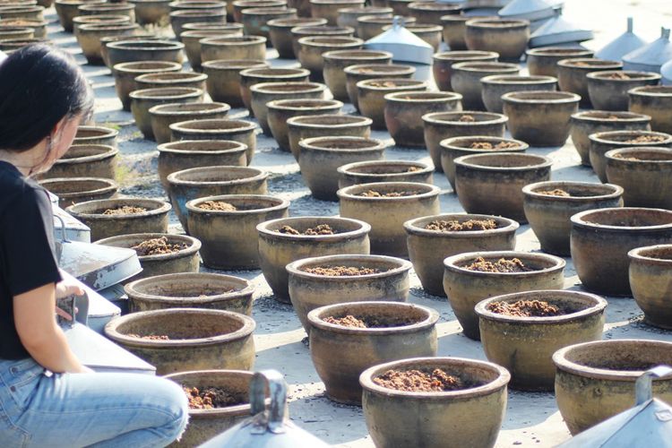 Proses permentasi kacang kedelai untuk menjadi tauco di rumah produksi tauco cap Meong Nyonya Tasma, Cianjur, Jawa Barat