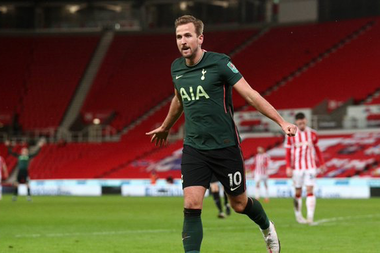 Striker Tottenham Hostpur, Harry Kane, melakukan selebrasi usai mencetak gol ke gawang Stoke pada babak perempat final Piala Liga Inggris 2020-2021, Rabu 23 Desember 2020 di Stadion Britannia.