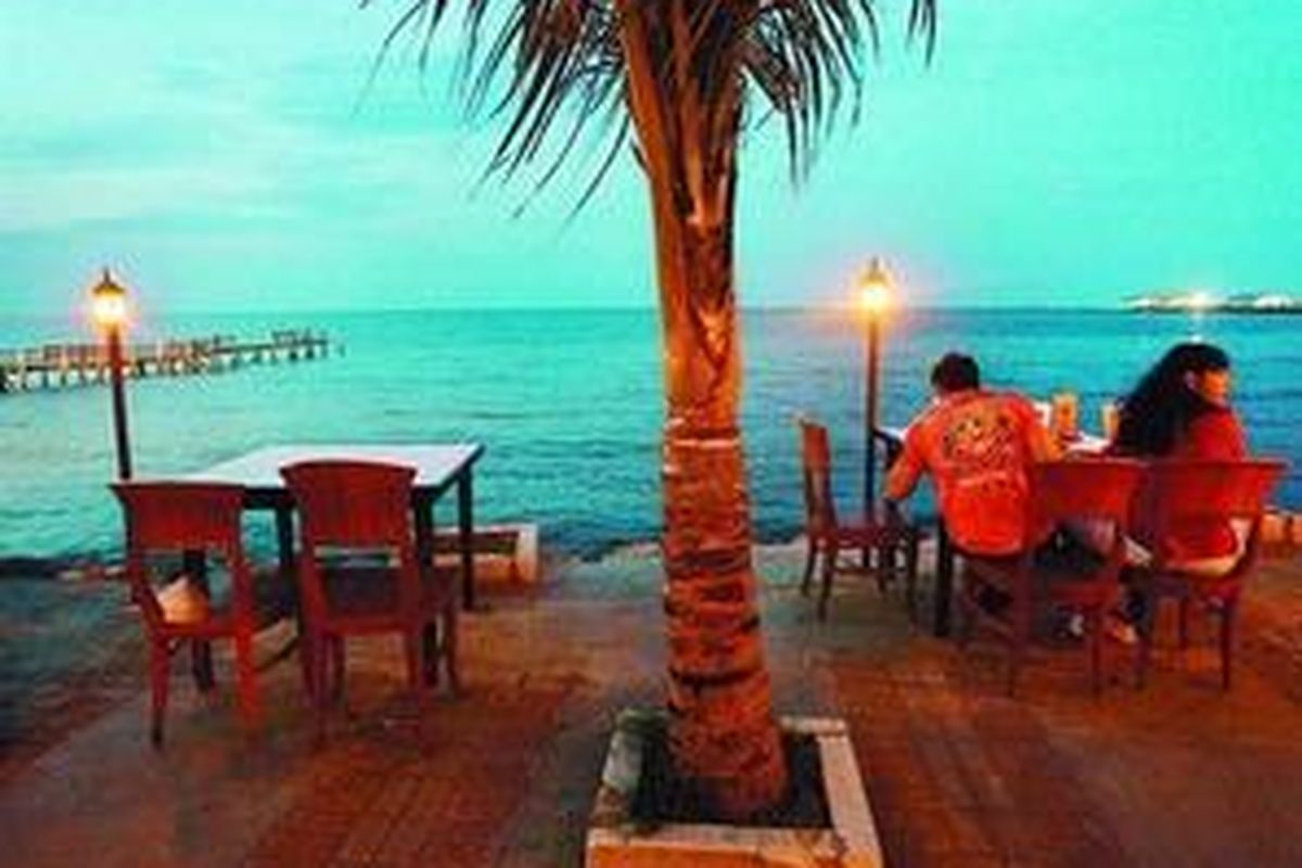 Suasana di Sulawesi Seafood Dermaga One, Pantai Carnaval, Taman Impian Jaya Ancol, Jakarta Utara, Kamis (29/10).