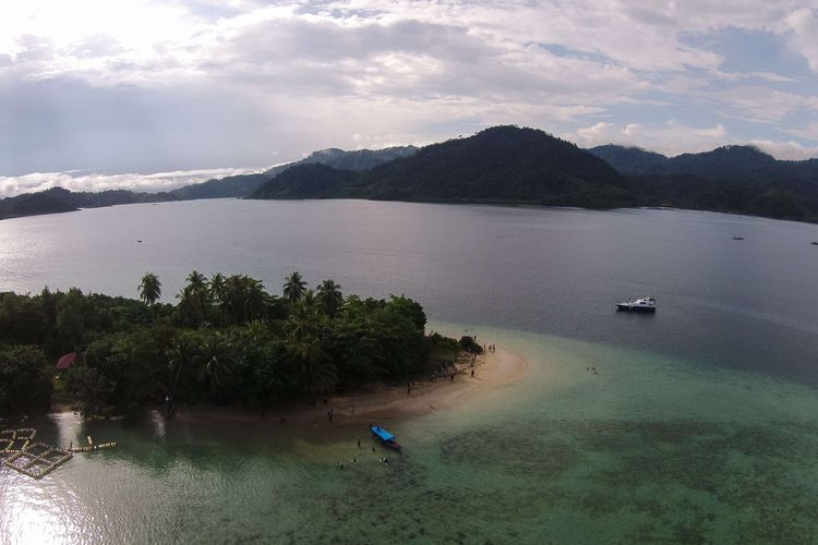 Pulau Setan, Kabupaten Pesisir Selatan, Sumatera Barat, Kamis (14/5/2015). Pulau Setan berada di kawasan Taman Wisata Air Mandeh.