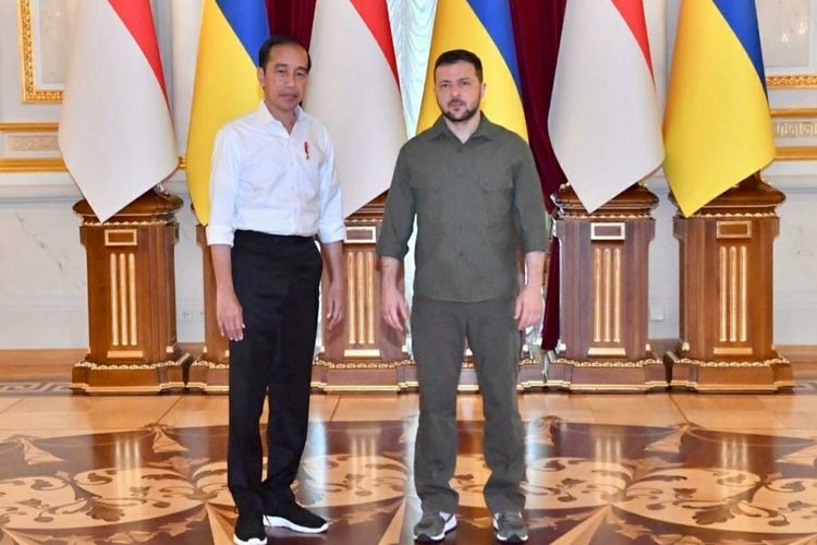 Presiden Joko Widodo dan Presiden Ukraina Volodymyr Zelenskyy melakukan foto bersama di Istana Maryinsky, Kyiv  pada Rabu (29/6/2022).