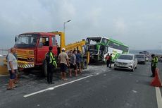 Akibat Sopir Mengantuk, Bus Seruduk Truk di Suramadu