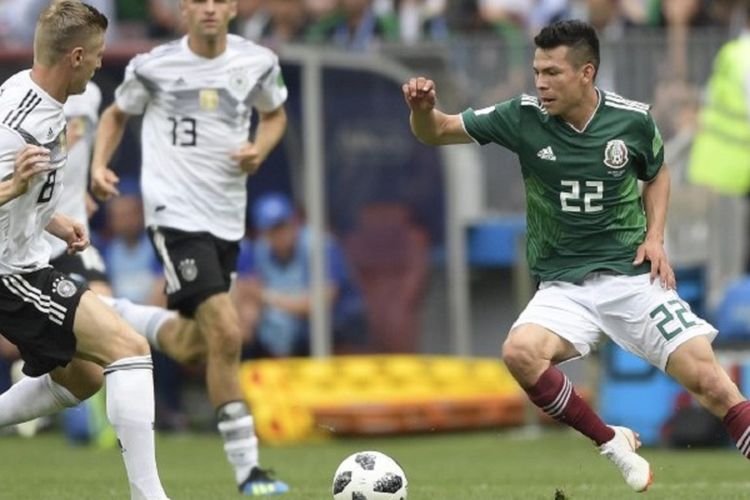Toni Kroos mencoba menahan pergerakan Hirving Lozano pada laga Piala Dunia 2018, Jerman vs Meksiko, di Stadion Luzhniki, 17 Juni 2018. 