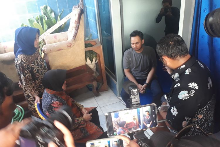 Wali Kota Surabaya, Tri Rismaharini, saat mengunjungi rumah duka petugas KPPS yang meninggal, yakni Sunaryo, di Kelurahan Kapas Madya Barat, Kecamatan Tambaksari, Surabaya, Jawa Timur, Kamis (25/4/2019).