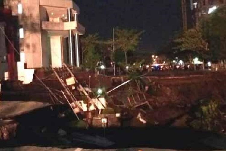 Jalan Gubeng di Surabaya, Jawa Timur, mendadak ambles pada Selasa (18/12/2018) malam. Jalan disebut ambles sedalam 10 meter dan sepanjang 50 meter. 