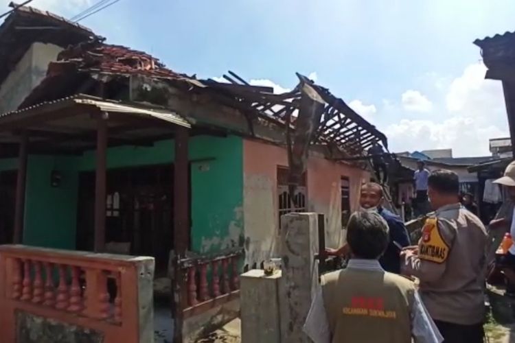 Kondisi rumah yang atapnya ambruk di Jalan Dadap Dalam, Kelurahan Mekarjaya, Kecamatan Sukmajaya, Kota Depok pada Selasa (7/6/2022). (Doc. Satpol PP Depok)