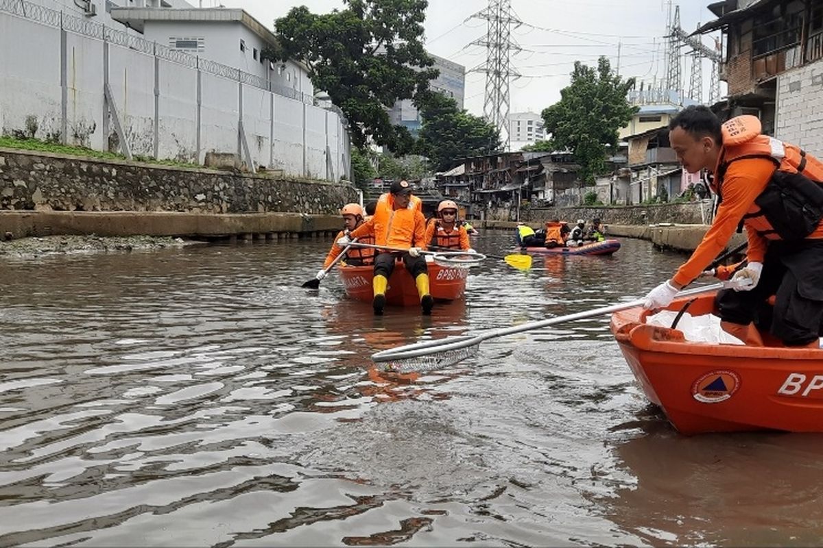 Kali Ciliwung wilayah Senen dan Sawah Besar, Jakarta Pusat, masih dicemari sampah terutama saset. Itu diketahui berdasarkan pengamatan di lokasi, Kamis (10/11/2022) siang.  Kompas.com berkesempatan menyusuri Kali Ciliwung yang membentang dari kawasan Kwitang, Senen, tepatnya di depan Markas Korps Marinir TNI AL, hingga Masjid Istiqlal, Sawah Besar.