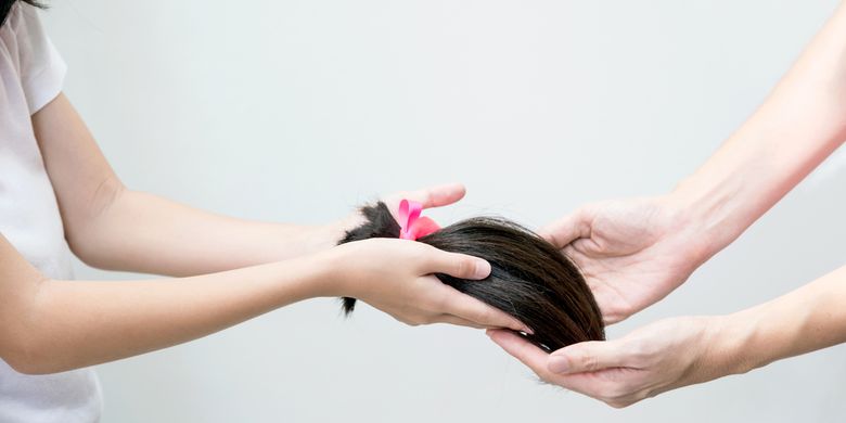 Ilustrasi donasi rambut untuk pasien kanker