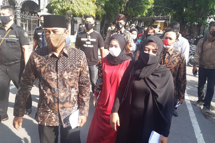 Calon Wali Kota Solo nomor urut 02 Bagyo Wahyono didampingi istri saat berangkat ke TPS 8 Penumping, Laweyan, Solo, Jawa Tengah, Rabu (9/12/2020).