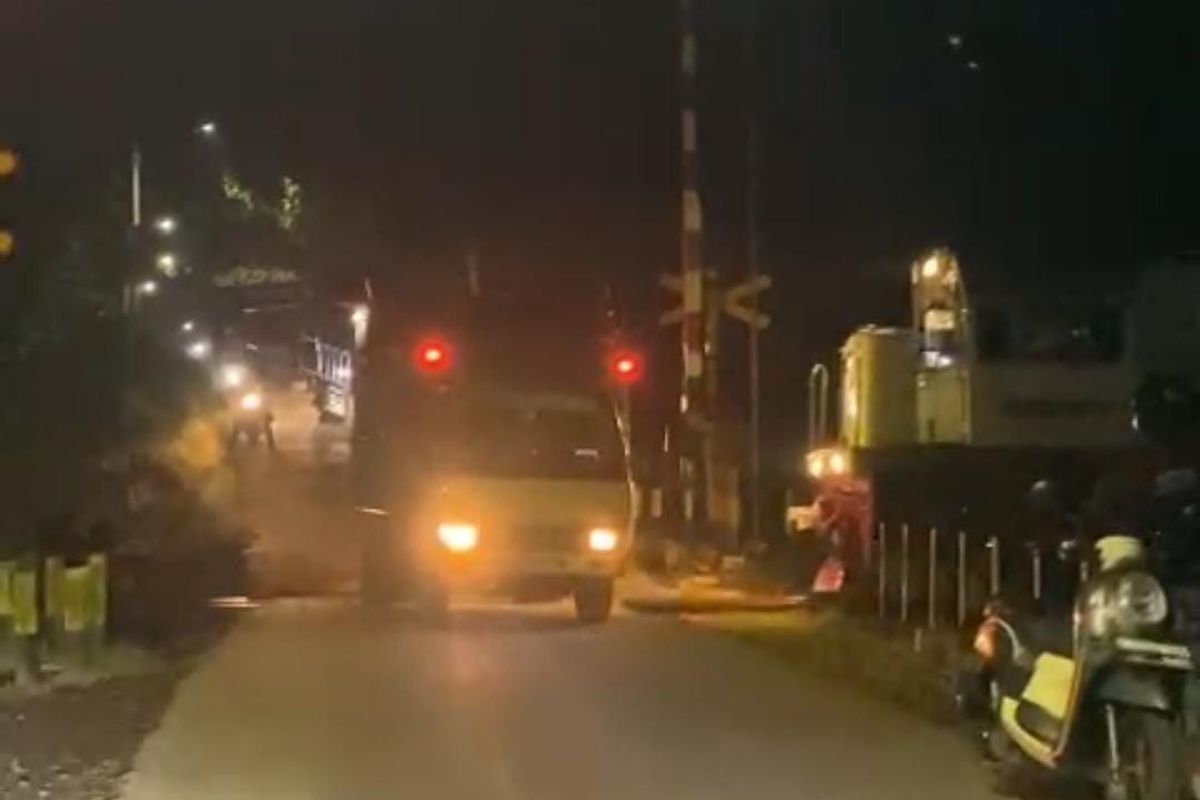 Detik-detik KA Pandanwangi tabrak truk mogok di tengah rel, Rabu, (15/1/2025)