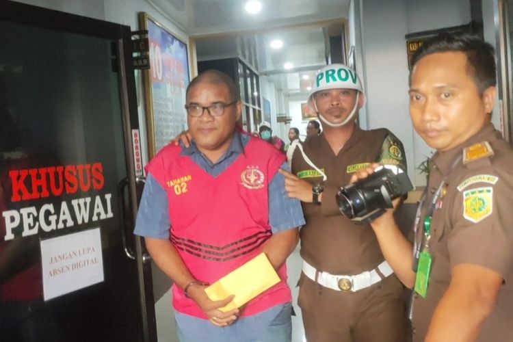 Penyidik Kejaksaan Tinggi Maluku resmi menahan mantan pejabat Dinas Pekerjaan Umum Kabupaten Seram Bagian Barat JS atas dugaan korupsi pembangunan jalan di Kecamatan Inamosul, Senin (23/10/2023)