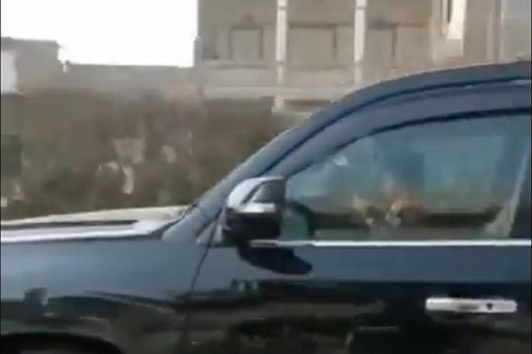Tangkapan layar video yang menunjukkan seorang bocah berusia 5 tahun mengemudikan mobil di Pakistan.