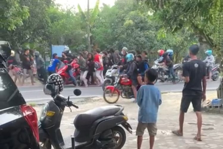 peristiwa pengeroyokan dua remaja oleh rombongan konvoi sepeda motor di Jalan raya Rengel - Plumpang, Kabupaten Tuban.