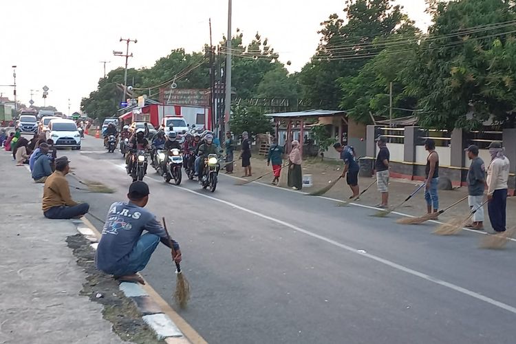 Tradisi menyapu uang receh di sekitaran Jembatan Sewo, Indramayu