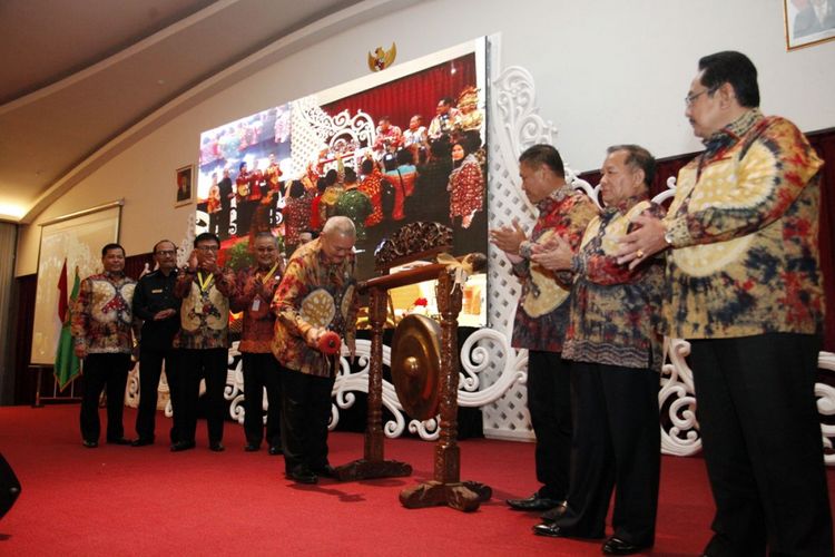 Gubernur Sumatera Selatan Alex Noerdin membuka Forum Sekretaris Daerah Seluruh Indonesia, Kamis (7/9/2017)