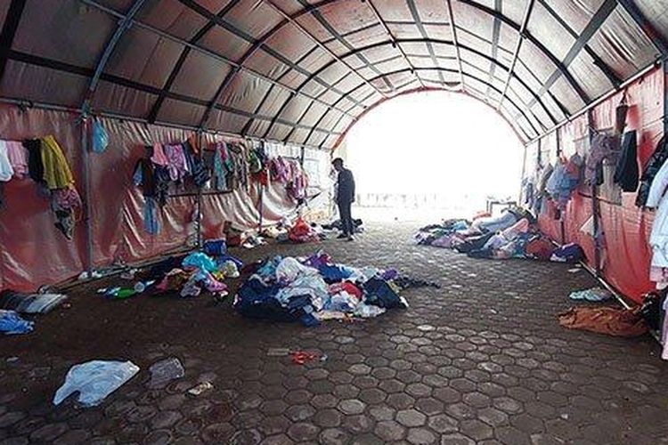 Petugas dari PMI dan Satpol PP membersihkan tenda pengungsi Rohingya yang sudah kosong, Sabtu (1/6/2024) di komplek perkantoran bupati di Meulaboh. 