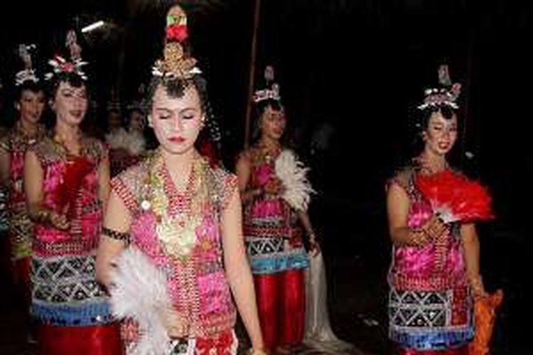 Sejumlah penari mementaskan Tarian Lariangi di Pulau Kaledupa, Wakatobi, Sulawesi Tenggara.