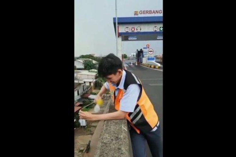 Sebuah video petugas Gerbang Tol Pisangan, Kecamatan Jatinegara, Jakarta Timur membeli takjil dengan cara memancing dari atas Tol Wiyoto Wiyono, Jakarta Timur, viral di media sosial. 
