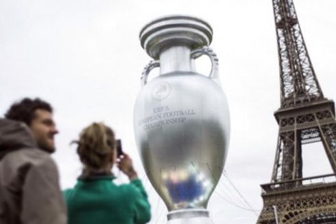 Menara Eiffel Akan Berwarna-warni Selama Piala Eropa 2016