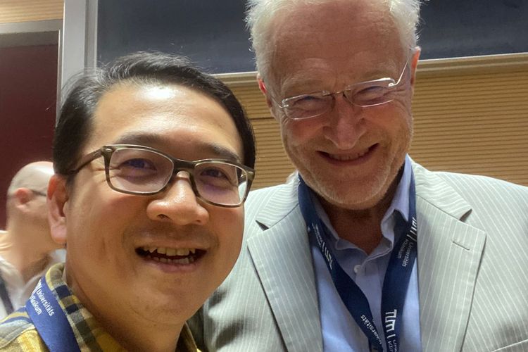 Dr.Andri Sp.KJ berfoto bersama President of EAPM , Prof Michael Sharpe dari Oxford University, London.