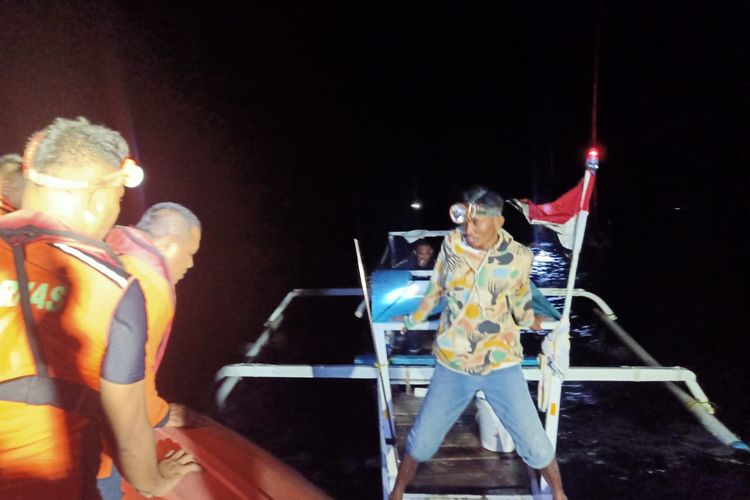 Dua nelayan asal Nunhila, Kota Kupang, NTT saat diselamatkan petugas SAR Kupang