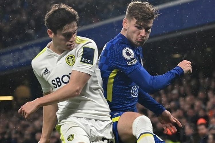 Striker Chelsea Timo Werner berduel dengan gelandang Leeds United Daniel James pada lanjutan laga Liga Inggris di London, Sabtu (11/12/2021).