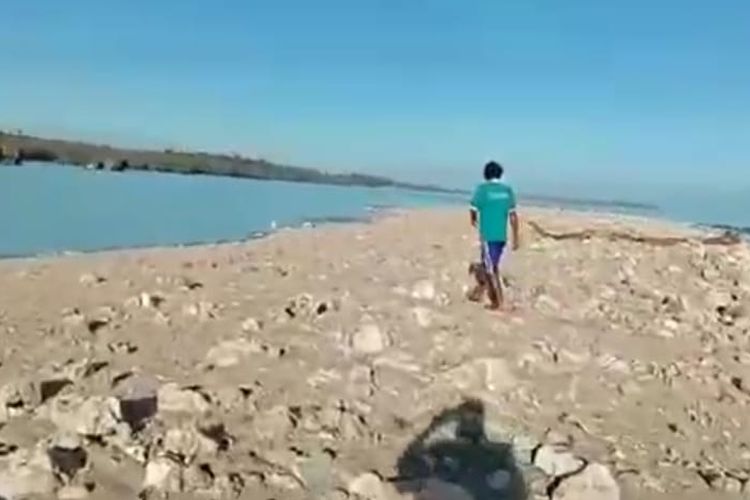 Pulau baru yang muncul di Kecamatan Loaholu, Kabupaten Rote Ndao, Nusa Tenggara Timur (NTT), pasca Badai Seroja memiliki luas kurang lebih 152 kaki.