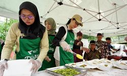 Dompet Dhuafa dan Parfi 56 Bagikan Ratusan Makanan untuk Masyarakat Srengseng Sawah
