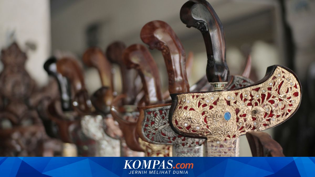 Makna Tradisi Jamasan di Bulan Sura, Puluhan Keris dan Tombak Pusaka Disucikan di Cilacap