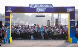Ratusan Masyarakat Meriahkan Jalan Sehat UT Bandung Festival 2023