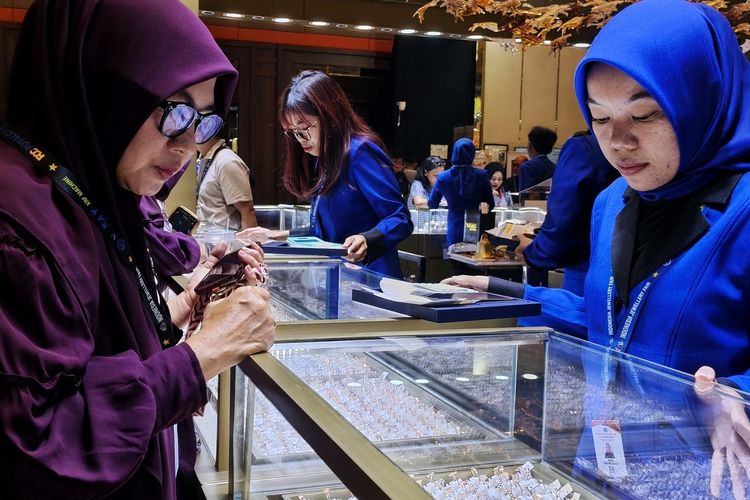 Warga Berburu Emas untuk Investasi di Pameran Perhiasan di Bandung