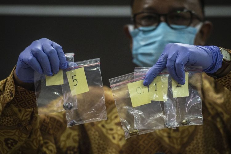 Komnas HAM Commissioner Mohammad Choirul Anam shows bullets and other evidence from the police shootout against the police at a toll road outside Jakarta on Monday  (28/12/2020).  ANTARA FOTO/Aprillio Akbar/foc.