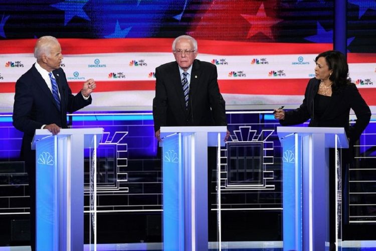 Mantan Wakil Presiden Amerika Serikat Joe Biden (kiri) berdebat dengan Senator California Kamala Harris di debat Calon Presiden Partai Demokrat yang diselenggarakan di Arsht Center,  Miami, Florida, Kamis malam (27/6/2019)