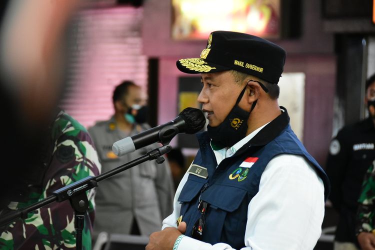 Wagub Jabar Uu Ruzhanul Ulum melakukan peninjauan di beberapa lokasi saat hari pertama PPKM Darurat diberlakukan, Sabtu (3/7/2021).