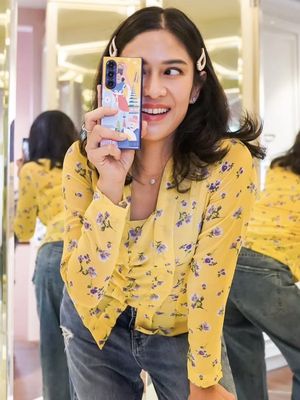 Dian Sastro mengenakan outfit yang membuatnya tampak awet muda.