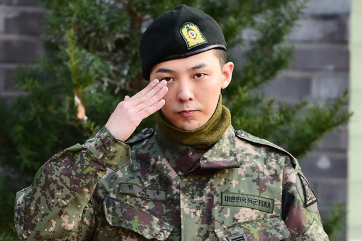 Leader boyband BIGBANG G-Dragon memberi hormat kepada para penggemar yang sudah menantinya setelah dia menyelesaikan wajib militer, Sabtu (26/10/2019).